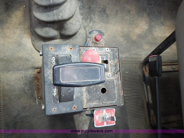 image for item J3197 2000 International F2554 truck cab and chassis