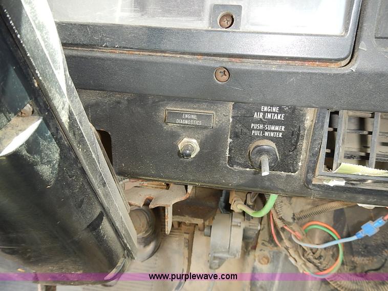 image for item J3197 2000 International F2554 truck cab and chassis