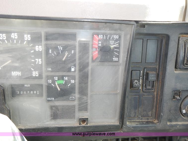 image for item J3197 2000 International F2554 truck cab and chassis