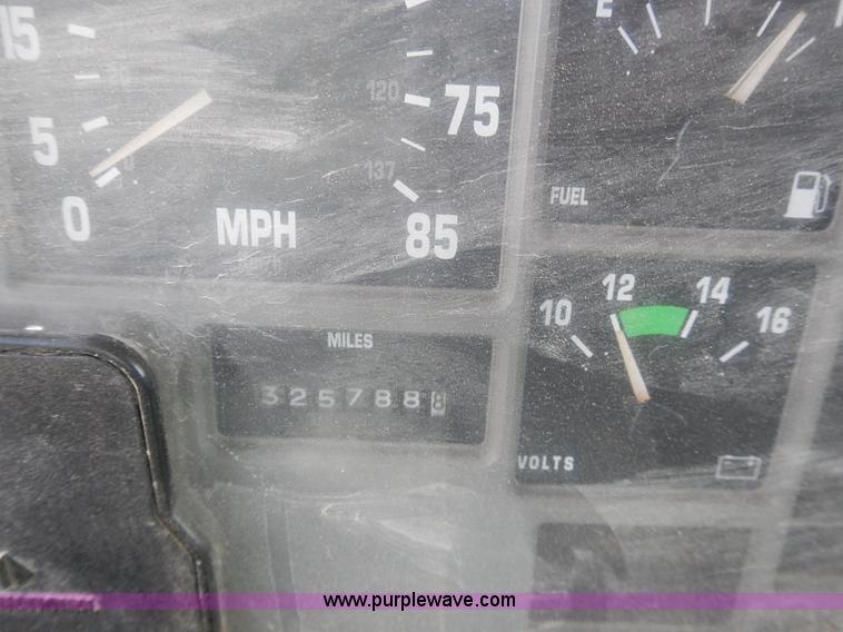 image for item J3197 2000 International F2554 truck cab and chassis