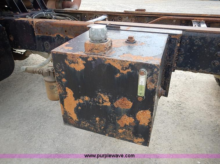 image for item J3197 2000 International F2554 truck cab and chassis