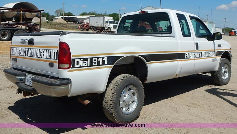 image for item J3200 2001 Ford F350 Super Duty XL pickup truck
