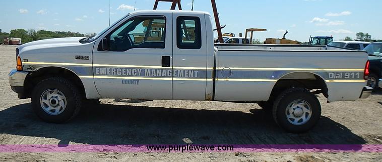image for item J3200 2001 Ford F350 Super Duty XL pickup truck
