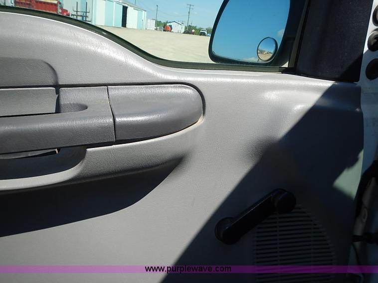 image for item J3200 2001 Ford F350 Super Duty XL pickup truck