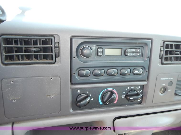 image for item J3200 2001 Ford F350 Super Duty XL pickup truck