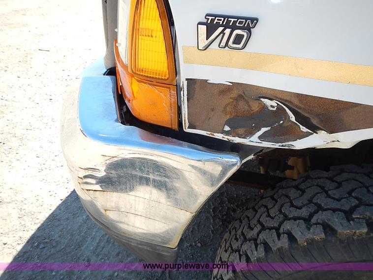 image for item J3200 2001 Ford F350 Super Duty XL pickup truck