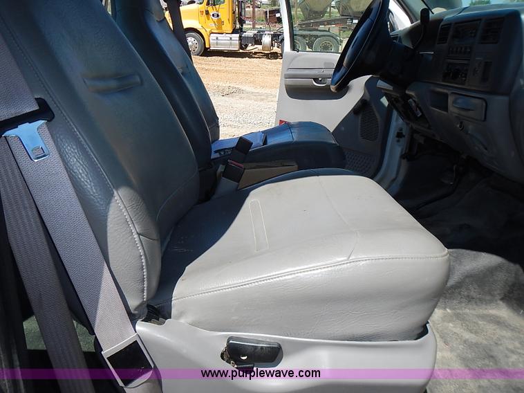 image for item J3200 2001 Ford F350 Super Duty XL pickup truck