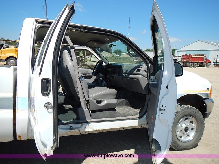 image for item J3200 2001 Ford F350 Super Duty XL pickup truck