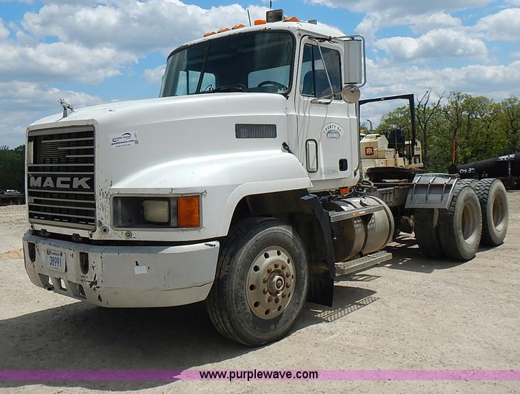 image for item J3211 1991 Mack CH613 semi truck