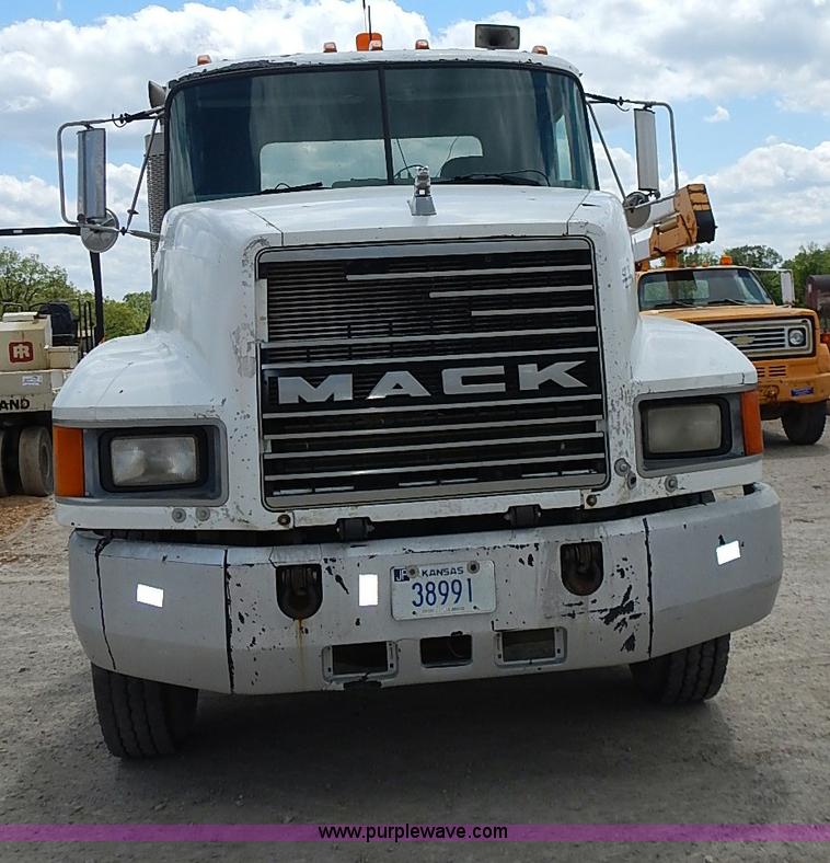 image for item J3211 1991 Mack CH613 semi truck