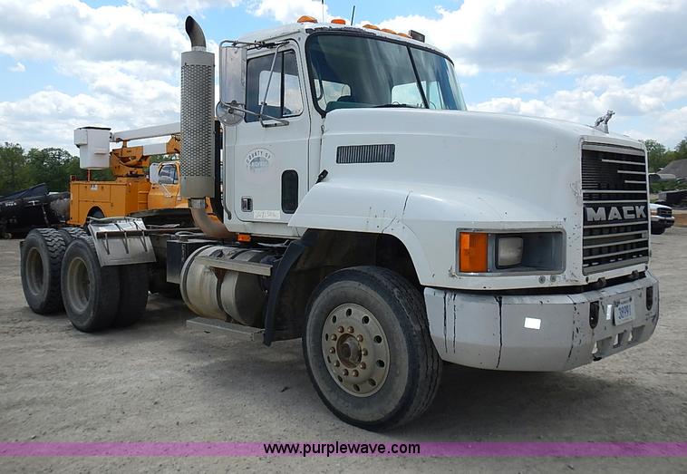 image for item J3211 1991 Mack CH613 semi truck