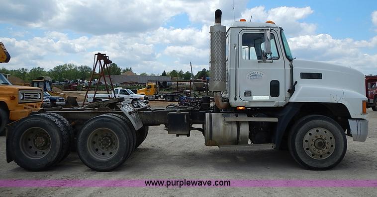 image for item J3211 1991 Mack CH613 semi truck
