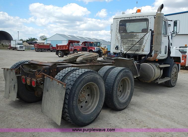 image for item J3211 1991 Mack CH613 semi truck