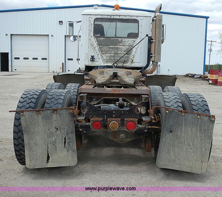 image for item J3211 1991 Mack CH613 semi truck