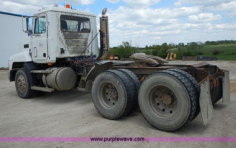 image for item J3211 1991 Mack CH613 semi truck