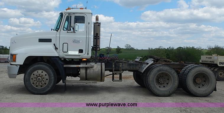 image for item J3211 1991 Mack CH613 semi truck