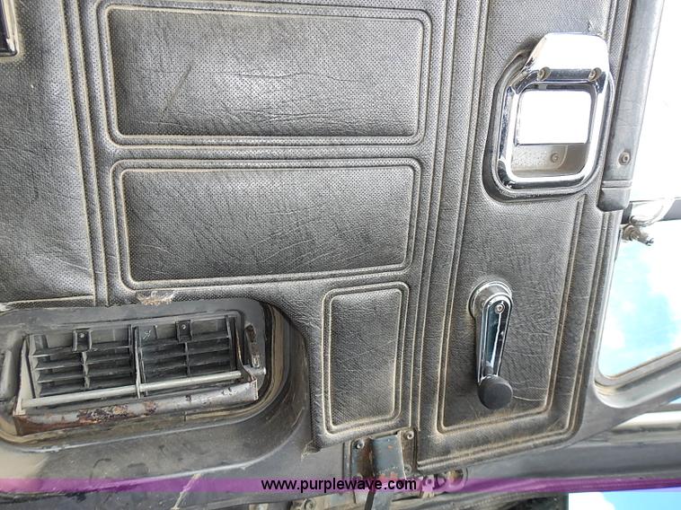 image for item J3211 1991 Mack CH613 semi truck