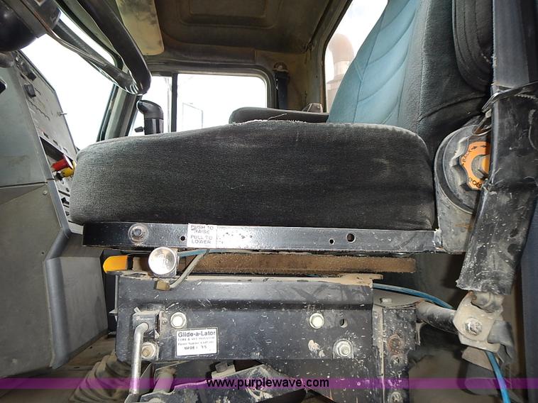 image for item J3211 1991 Mack CH613 semi truck