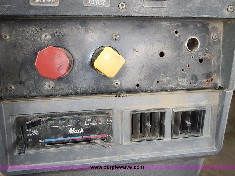 image for item J3211 1991 Mack CH613 semi truck