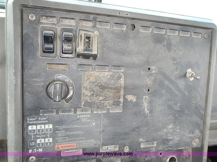 image for item J3211 1991 Mack CH613 semi truck