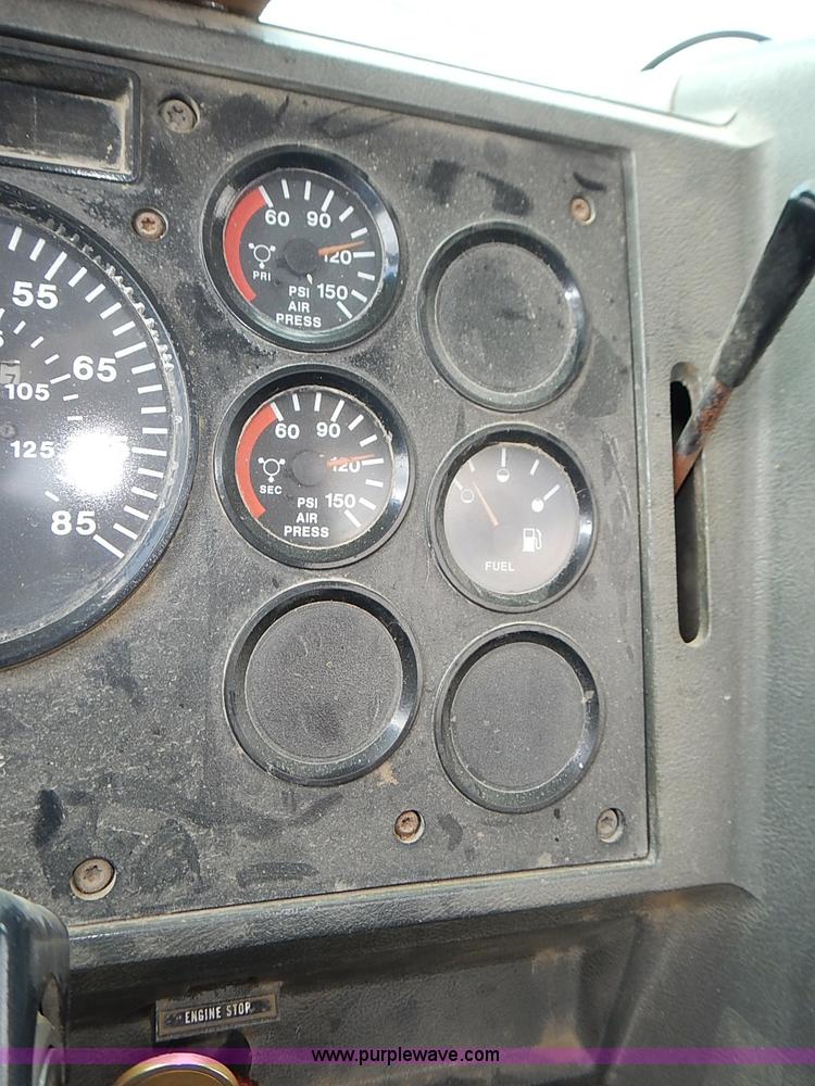 image for item J3211 1991 Mack CH613 semi truck