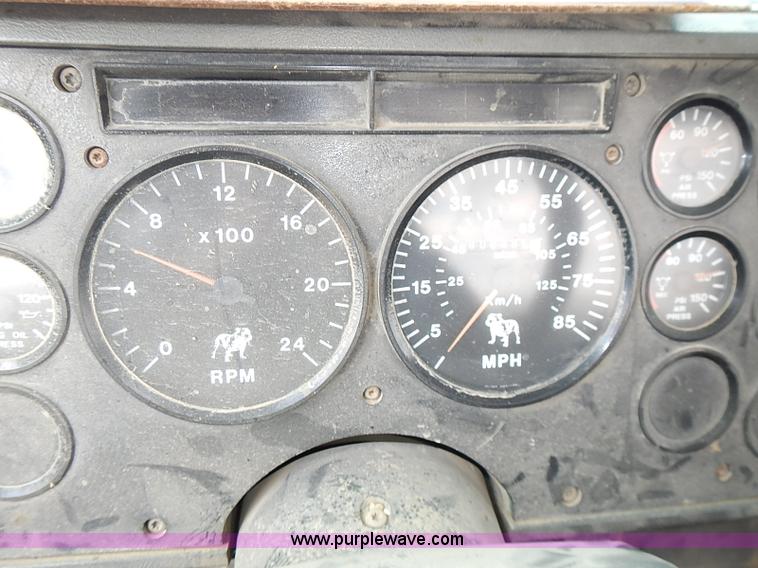 image for item J3211 1991 Mack CH613 semi truck