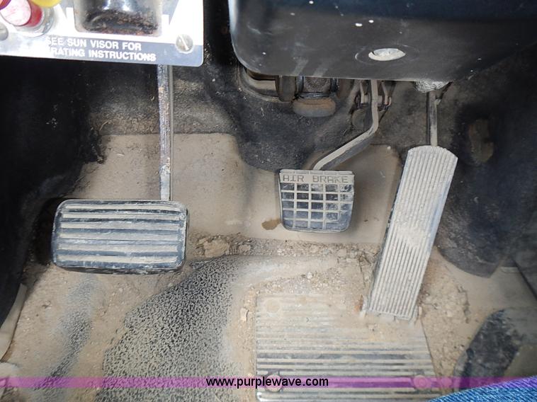 image for item J3211 1991 Mack CH613 semi truck