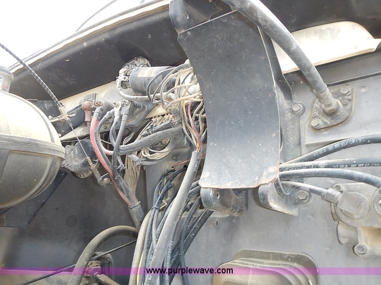 image for item J3211 1991 Mack CH613 semi truck