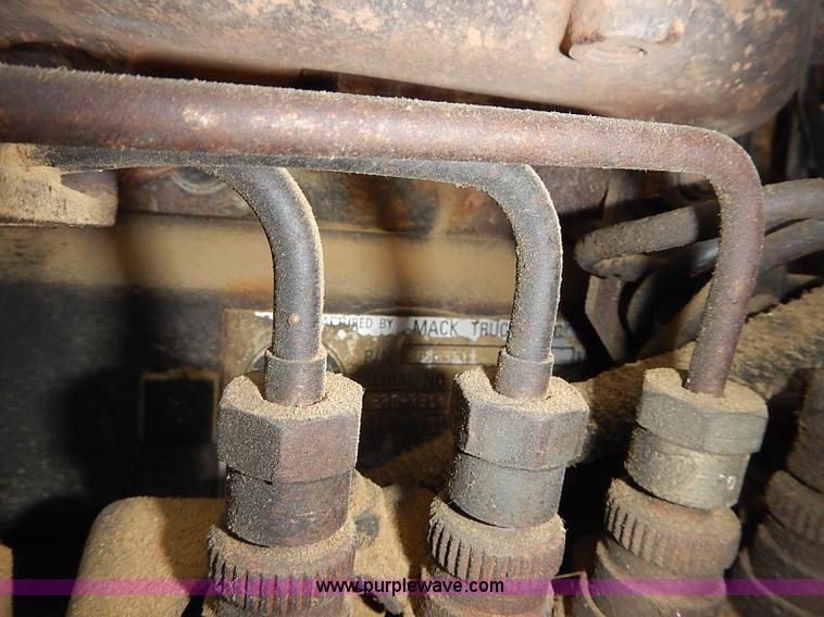 image for item J3211 1991 Mack CH613 semi truck