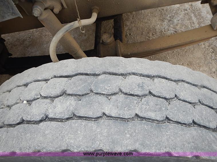 image for item J3211 1991 Mack CH613 semi truck