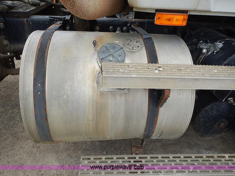 image for item J3211 1991 Mack CH613 semi truck