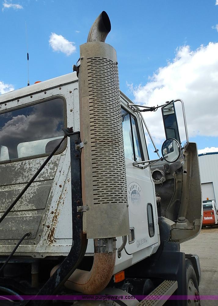 image for item J3211 1991 Mack CH613 semi truck