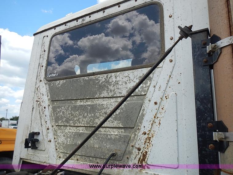 image for item J3211 1991 Mack CH613 semi truck