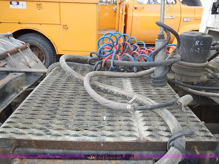 image for item J3211 1991 Mack CH613 semi truck