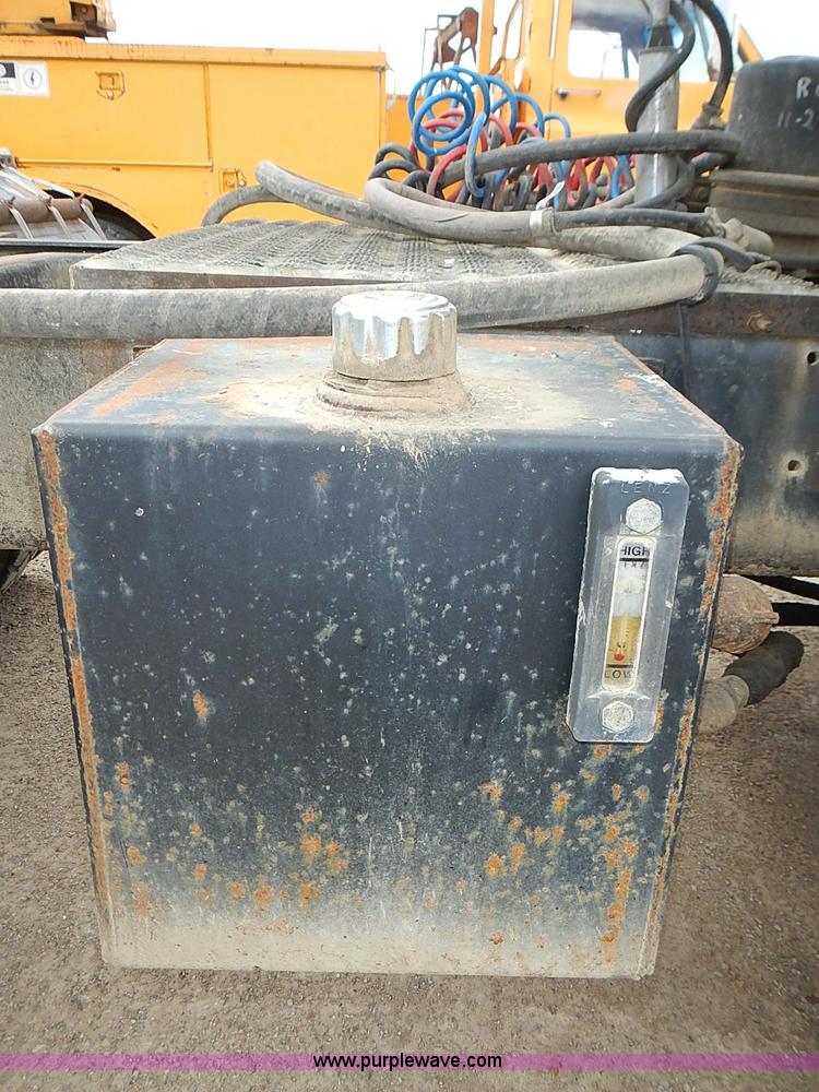 image for item J3211 1991 Mack CH613 semi truck