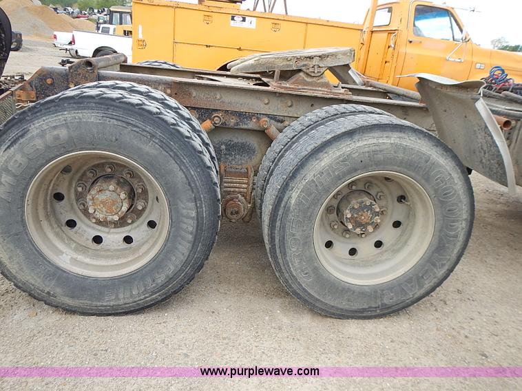 image for item J3211 1991 Mack CH613 semi truck