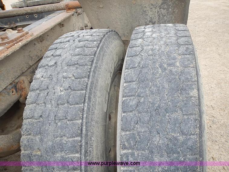 image for item J3211 1991 Mack CH613 semi truck