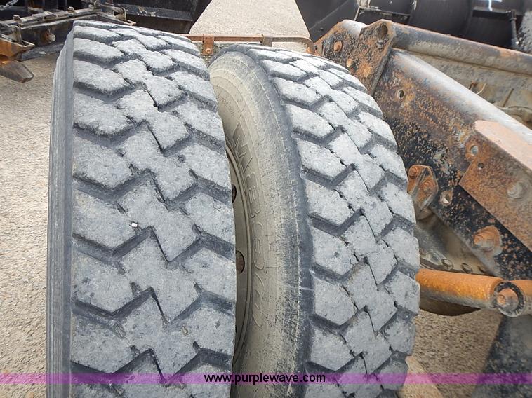 image for item J3211 1991 Mack CH613 semi truck