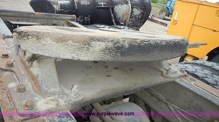 image for item J3211 1991 Mack CH613 semi truck