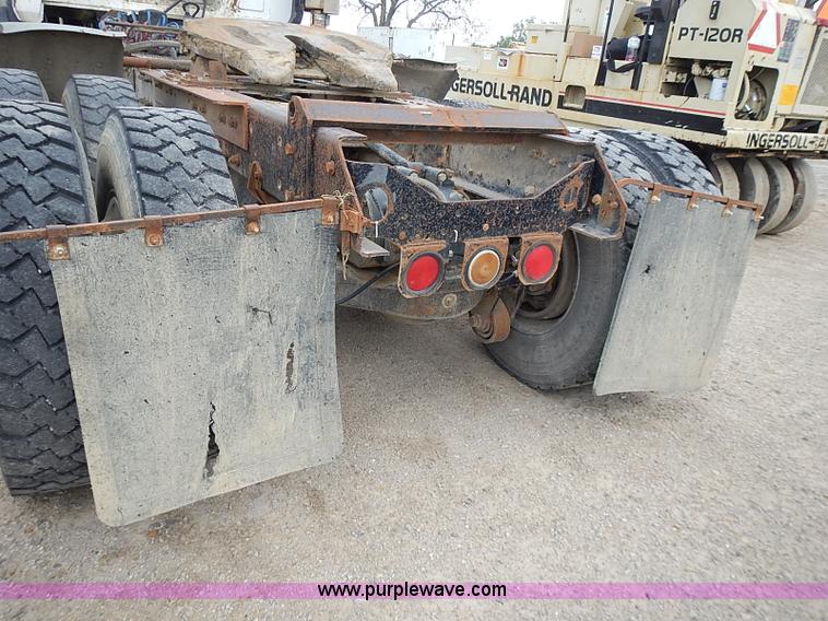 image for item J3211 1991 Mack CH613 semi truck