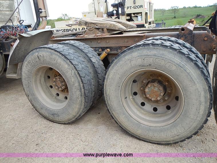 image for item J3211 1991 Mack CH613 semi truck