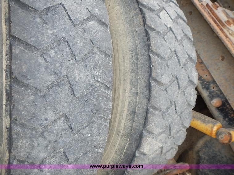 image for item J3211 1991 Mack CH613 semi truck