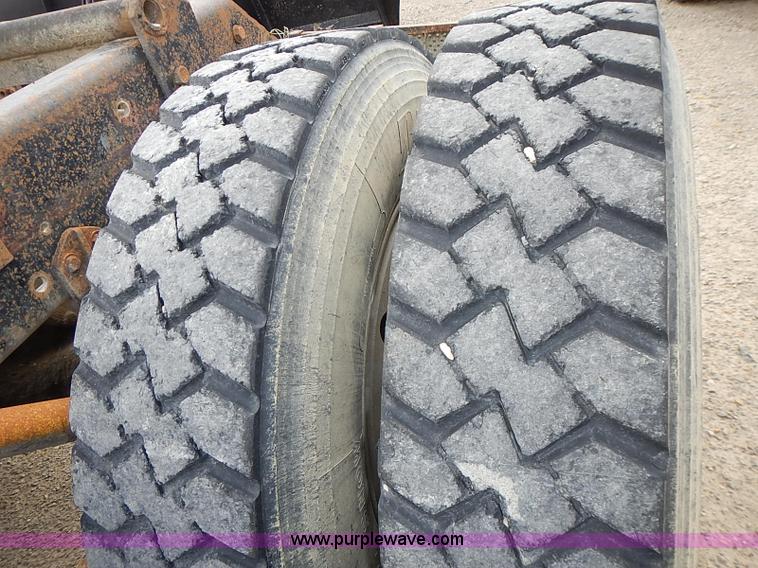 image for item J3211 1991 Mack CH613 semi truck