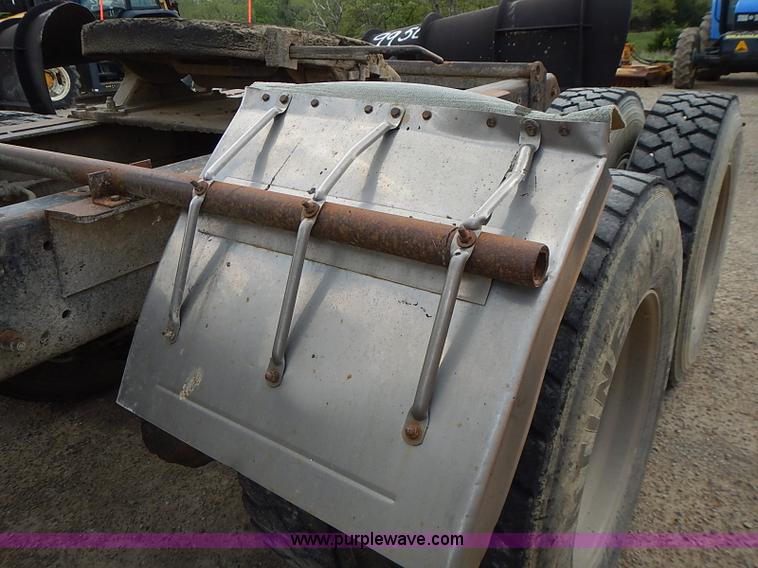 image for item J3211 1991 Mack CH613 semi truck