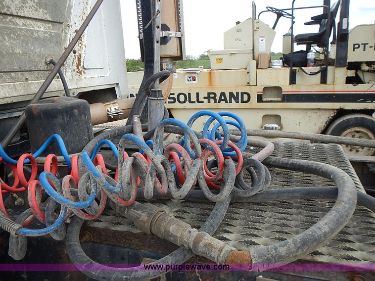 image for item J3211 1991 Mack CH613 semi truck