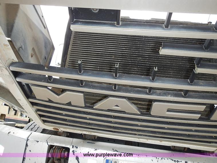 image for item J3211 1991 Mack CH613 semi truck