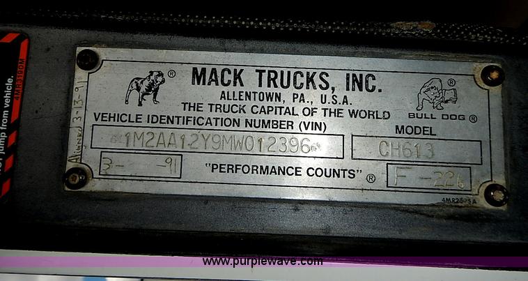 image for item J3211 1991 Mack CH613 semi truck