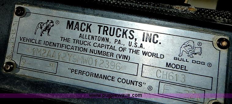 image for item J3211 1991 Mack CH613 semi truck