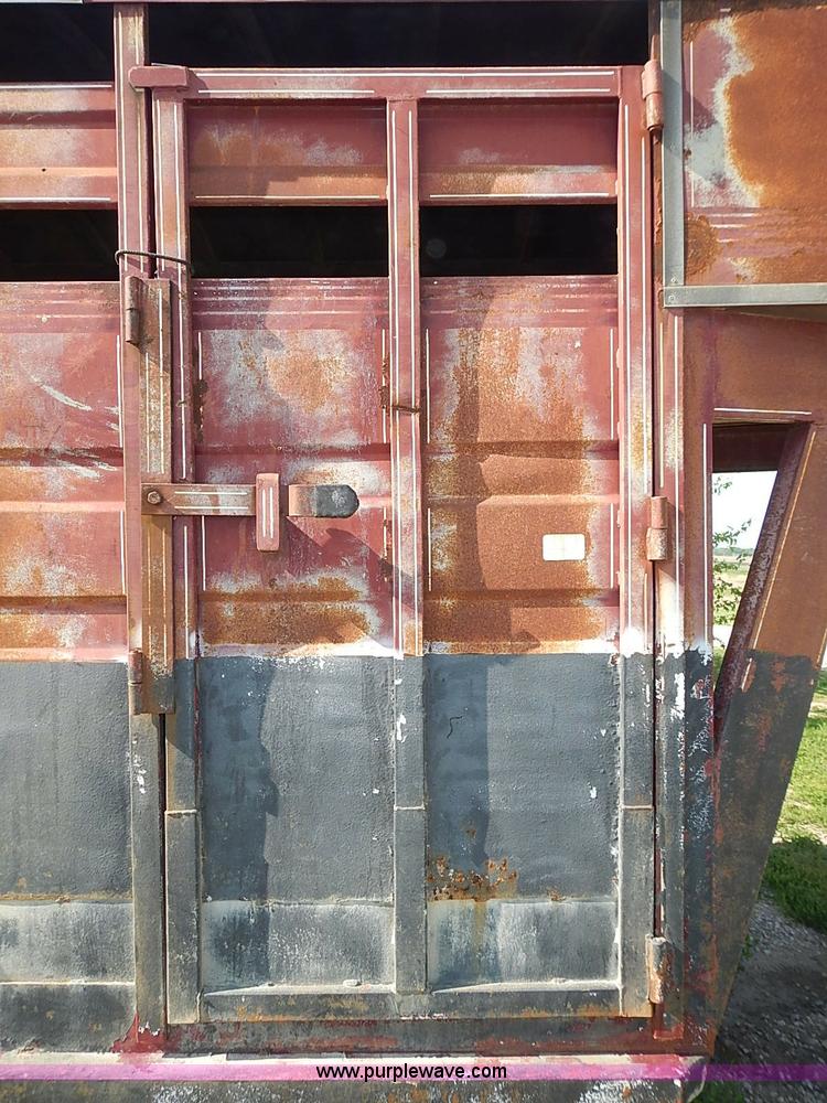 image for item J3213 1991 Titan gooseneck stock trailer