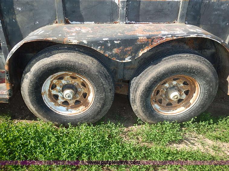 image for item J3213 1991 Titan gooseneck stock trailer